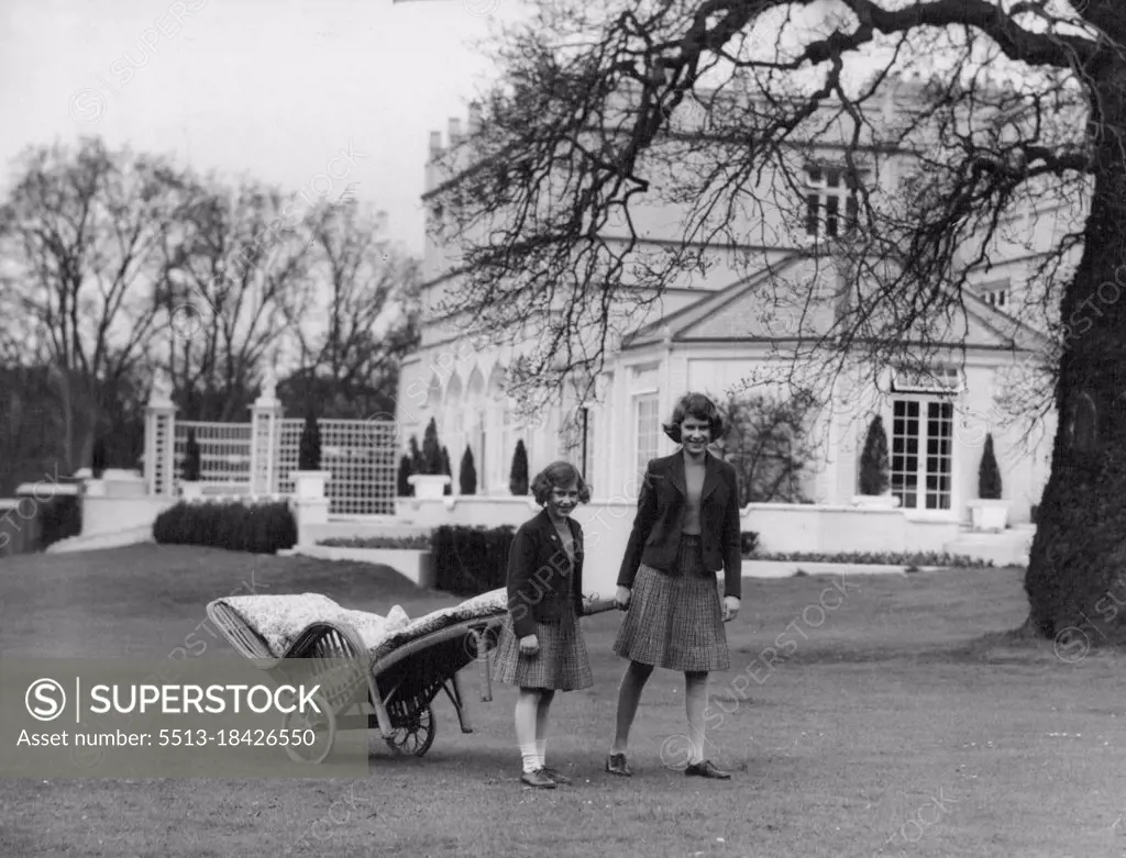 Princess Margaret & Princess Elizabeth - 1940-1945. July 22, 1940. (Photo by Studio Lisa).