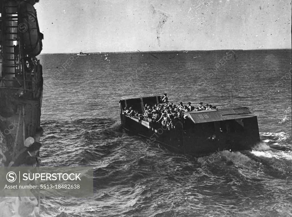 "Combined Operations": British capture of Majunga Madagascar. Troops of No.5 Commando in a landing craft on its way inshore, to Majunga. August 9, 1943. (Photo by British Official Photograph).