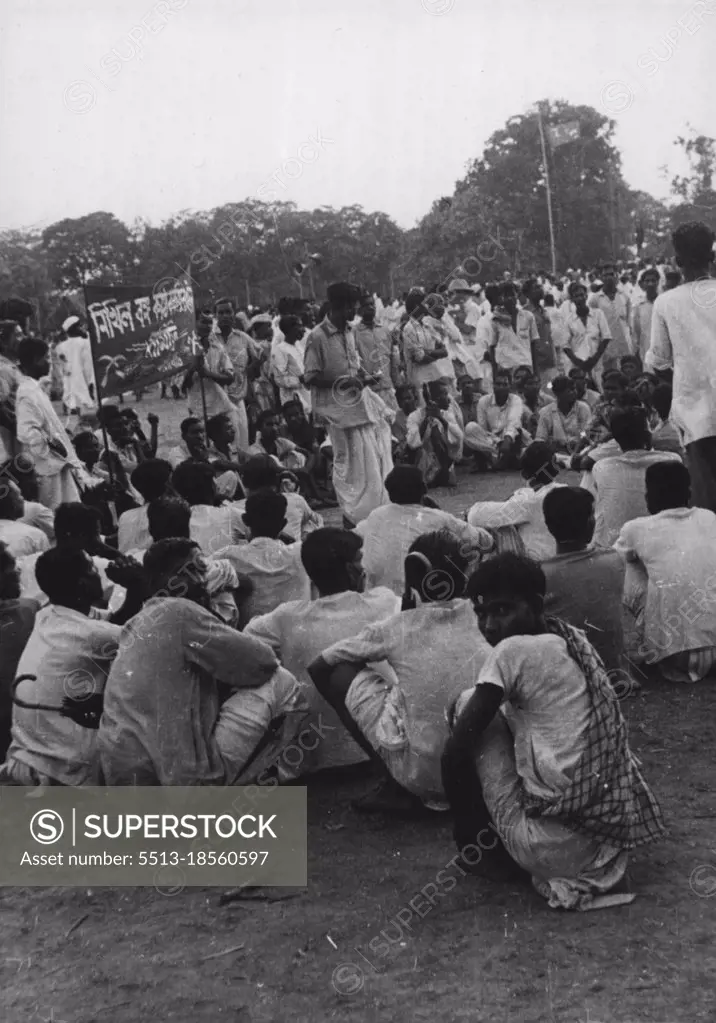 When in Calcutta Congress met, people in the huge parks gathered, and excitedly spoke about the events to come. May 20, 1942. (Photo by Istvan Kelen).