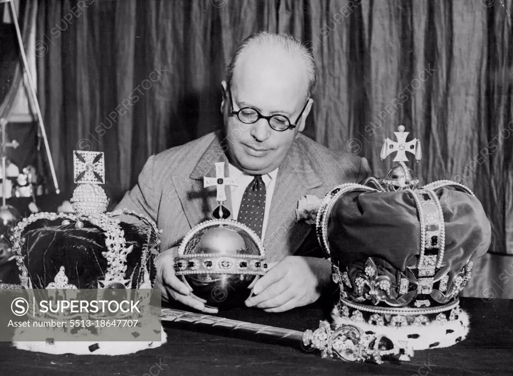 Londoner collects 2,000 models of Royal Regalia *****. October 01, 1936. (Photo by Associated Press Photo).