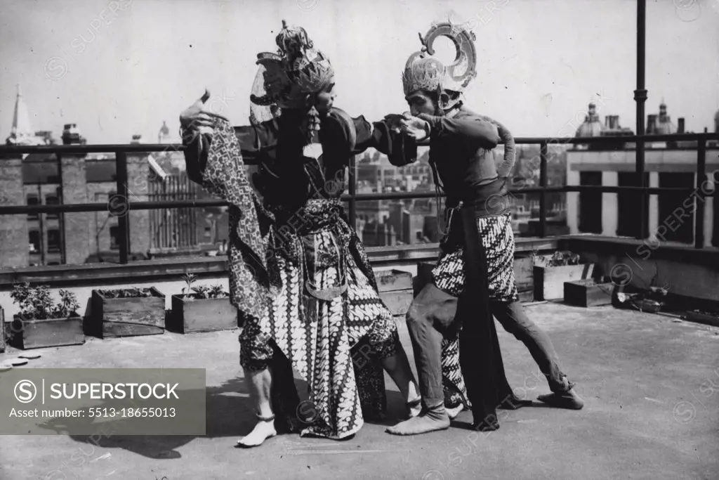 The fight dance, Soesilo as the Prince and Basoeki Abdullah as the Monkey Man. The Japanese Dancers at the Y.W.C.A. the Japanese Dances who were in Holland during the war and Joined the Resistance Movement against the Germans, are in London rehearsing their dances before they tour this country. May 24, 1946. (Photo by Sport & General Press Agency, Limited).