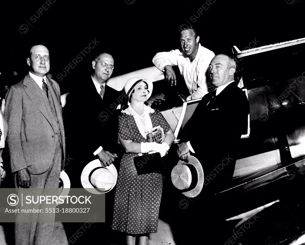 L To R. -- C. K. Longacre, director of the Texaco company, George mann of the Mayor's reception committee, Mrs. Frank Hawks, Capt. Hawks and Major William Deegam of the depatment of plans and structures.After Record Round-Trip to HavanaCaptain Frank "Texaco" Hawks being greeted by prominent city officials after his record breaking flight to Havana and back. He left at an early hour this morning to arrive in Havana 8 hours, 8 minutes later or just about in time for the noon day meal. He beat the former record set by James Hall, by 27 minutes.He made the return flight from Havana in 7 hours and 30 minutes clipping an hour and 13 minutes from his own record and arriving in New York at nine thirty O' clock. July 23, 1931. (Photo by International Newsreel Photo)