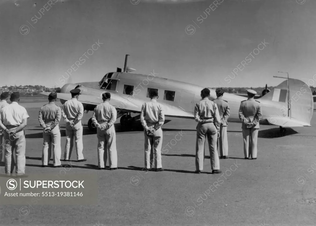 Duke of Gloucester ***** ready for take-off for Tamworth, watched by guard formed from RAAF unit stationed at Mascot. April 11, 1946. (Photo by Hood)