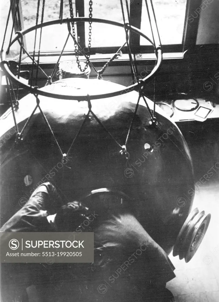 The balloon-step of Prof. Piccard -- Prof. Piccard of the University at Brussel intends a step with his balloon, and thereby he wishes to get a new record in high-flying. The car of the balloon. October 13, 1930. (Photo by Atlantic Photo-Co).