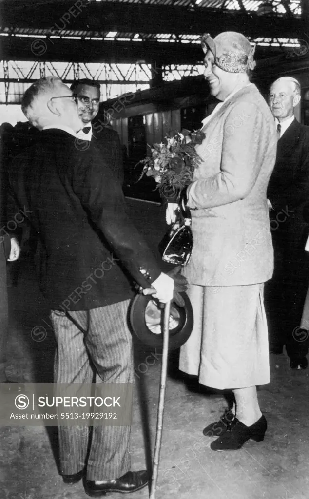 Queen Comes To See A Queen -- Towering six foot, three inch Queen Salote Tupou, only ruling Queen from out of town invited to the coronation of Queen Elizabeth II, is greeted on arrival at London's Waterloo station. The Stately monarch of the Tonga islands, in far off Polynesia, will be one of the hits of the coronation ceremony if she wears her scheduled Tonga costume a coconut fiber skirt over a silken native robe. May 22, 1953. (Photo by AP Wirephoto)