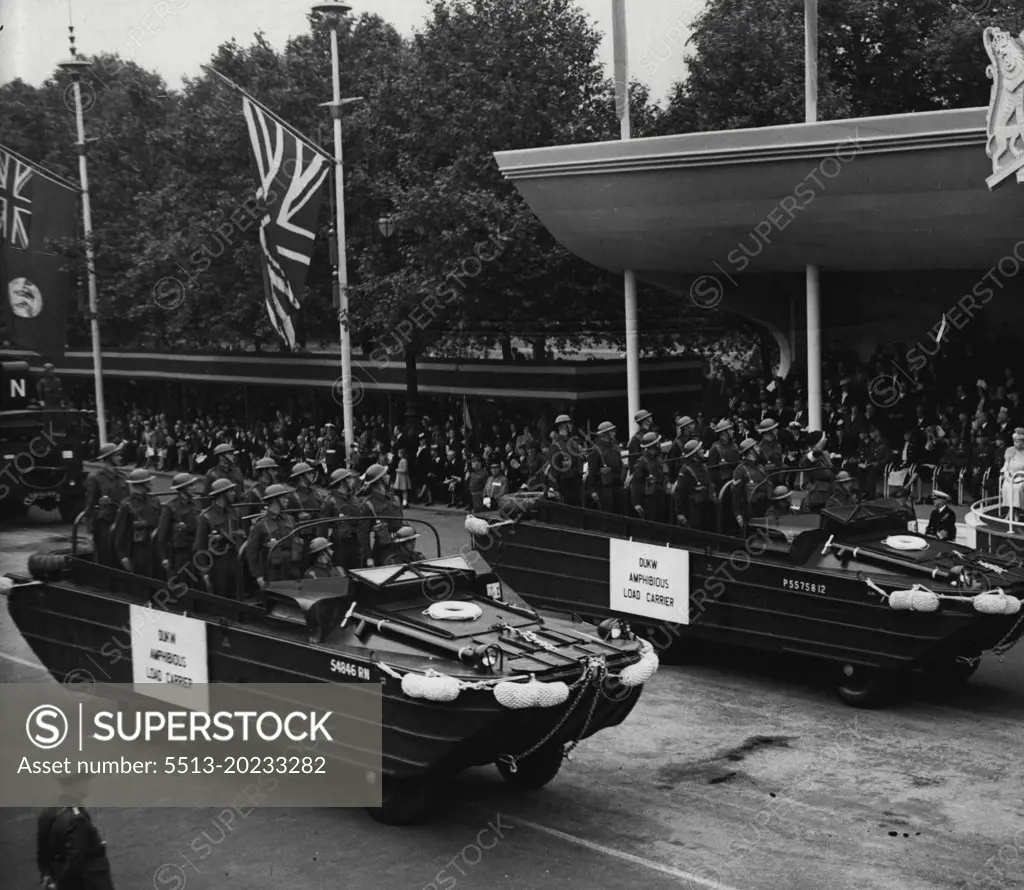 Victory Day -- Victory Day in London, Saturday. June 8th 1946.Commandos of the Royal Navy stand at attention base in the Mall this morning(Saturday). June 08, 1946.