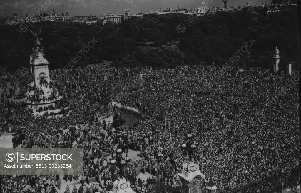 VJ-Day At The Palace -- The amazing scene from the roof of Buckingham Palace showing the huge crowd gathered to greet the Royal family as they appeared on the balcony. August 15, 1945. (Photo by Topical Press).