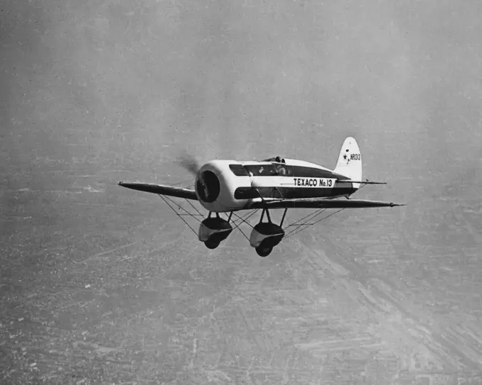 548 "Texaco 13" & Capt Frank Hawks. October 14, 1930. (Photo by International News Photos Inc.).