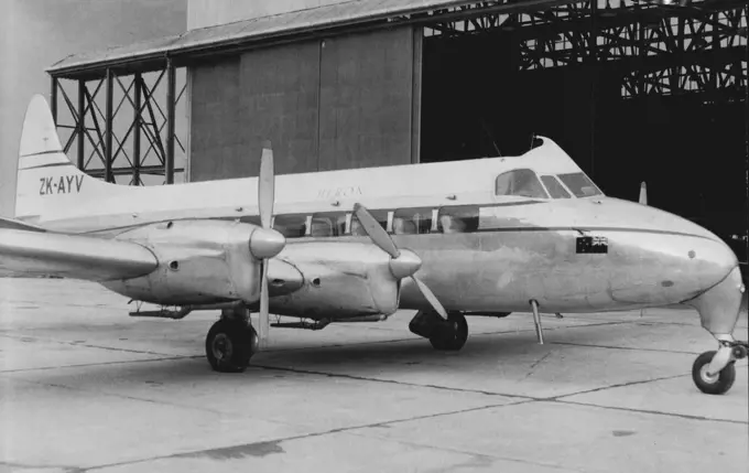 The new Aircraft "Heron" that arrived from London to day at Bankstown to day. Having a cruising speed of 165 M.P.H. and Valued at £37,500 the aircraft is the first to arrive in Australia. May 11, 1952. (Photo by Mulligan J. A.).