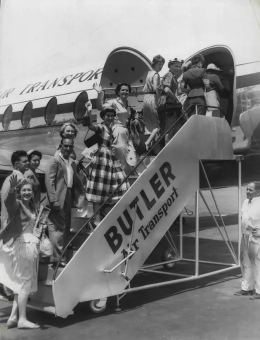 Butlers Money Back trip. Mascot. Passengers board the Vickers Viscount Aircraft at Mascot today on their "Butlers Money Back Trip" to Coolangatta. November 5, 1955. (Photo by James Hopwood/Fairfax Media).