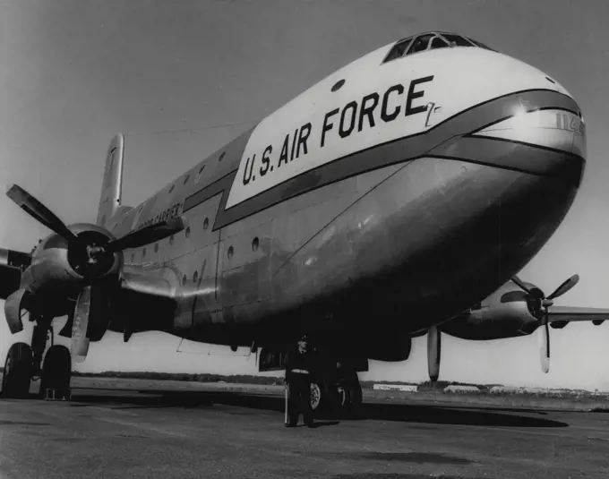 The Air Force guard is dwarfs along the USAF Globemaster at Willimatown RAAF station yesterday. May 16, 1955. (Photo by Winton Irving/Fairfax Media).