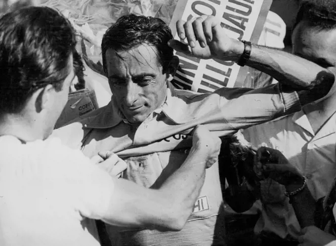 Fausto Coppi leader of the Tour de France - Returns nightly stage, a new yellow jersey; before doing the lap of honor at the first reserves overall. September 17, 1953. (Photo by Agence D'Ffusion Presse) sports, sport, athlete, athletic, 