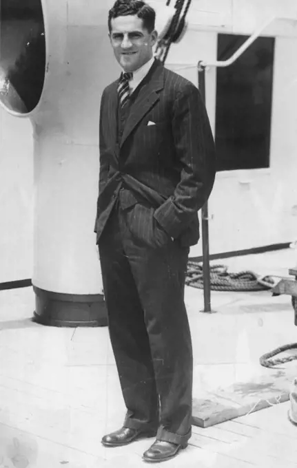 Austin Robertson, well-known Australian sprinter, arriving at Los Angles aboard the Monterey. He will race professionally in the United States. July 24, 1933. (Photo by The Associated Press).