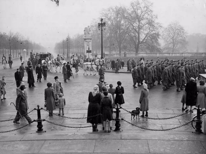 Coronation Drive Rehearsal. A State landau, escorted by khaki clad Household Cavalry and Foot Guards, passes Buckingham Palace in a rehearsal drive over the Coronation route to-day (Sunday). The rehearsal was held to check timings and marching details. November 23, 1952. (Photo by Reuterphoto).