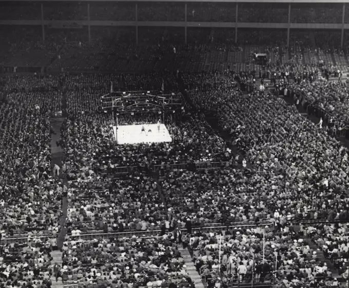 Big Crowd In Stadium For Title Fight : New York City's Yankee Stadium is filled, June 19, with an estimated 65,000 persons for the World's Heavyweight championship about between Champion Joe Louis and Challenger Billy Conn. Louis retained his title by knocking out Conn in 2 minutes and 19 seconds of the 8th round. June 19, 1946. (Photo by Associated Press Photo).