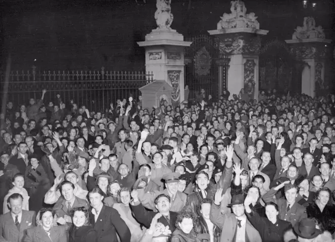 Palace Crowds Hall Birth of Prince A jubilant London crowd, Massed around the gates of Buckingham palace tonight November 14 cheers the announcement of the birth of a prince to her royal highness Princess Elizabeth, Duchess of Edinburgh. The baby was born at 2114 hours GMT. The official announcement said the Princess and the day Prince are both well. November 14, 1948. (Photo by Associated Press Photo).