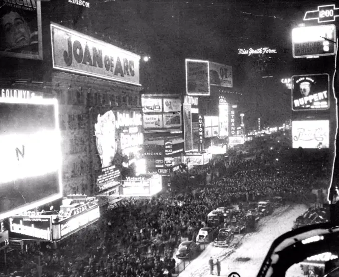 An estimated 350,000 persons throng in New York Times Square at midnight, Dec.31, for the annual New Year's observance. This picture was made from the roof of the Bond Building at Broadway and West 45th Street, looking north. January 29, 1949. (Photo by AP Photo).