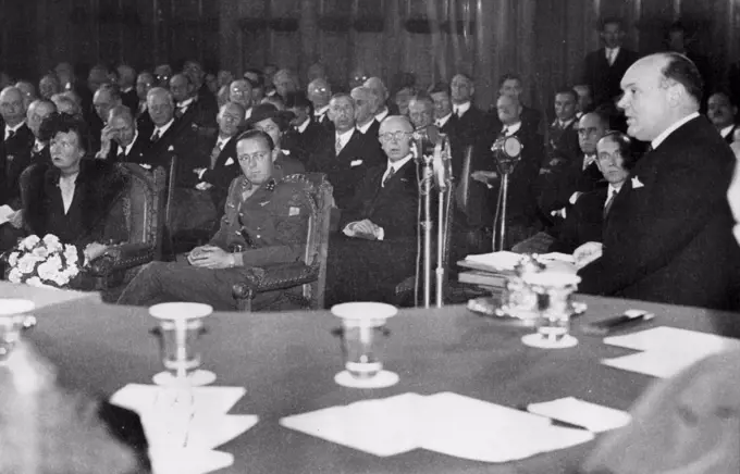 Minister Spaak addressing the court, Princess Juliana and Prince Bernhard (at left) listening. May 01, 1946. 