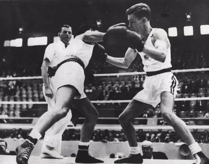 Olympic Games Boxing : Bout Number 90 Bantamweight Arnoldo Pares (Argentina) left Versus J.W. Carruthers (Australia) the Australian won on Points. August 10, 1948.