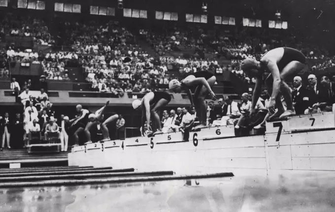 Olympic Games : Heat No. 6 starts in the 100 metres Free Style for Women at the Empire Pool, Wembley, today (Sat.) It was won by F.W. Carstensen (Denmark No. 6) from M. L. J. Vaessen (Holland No. 3) and K. Spencer (Australia No 5). July 31, 1948. (Photo by Reuterphoto).