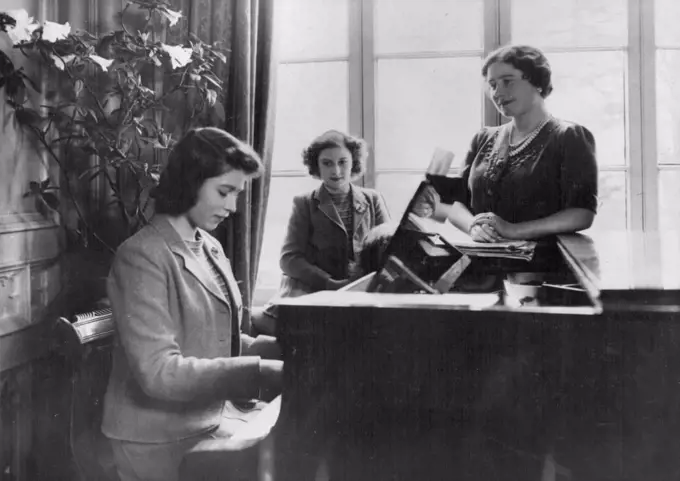 Seeking Relaxation From Their Arduous War Duties. Princess Elizabeth at the piano, entertains her mother and younger sister. Their Majesties, the King and Queen, and their children at home "Somewhere in the country", show their great interested music. The two Princesses, Princess Elizabeth and Princess Margaret Rose, like their mother, are both a accomplished pianists. January 1, 1943. (Photo by Fox Photos).