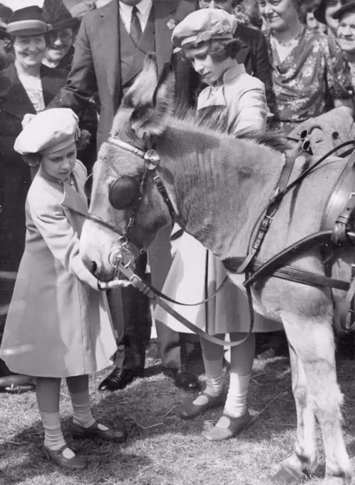 Princesses Make Friends With Pit Ponies Princess Elizabeth watching her sister, Princess Margaret Rose, feeding sugar to one of the pit ponies at the royal Agricultural Society's centenary show, held in Windsor Great Park. The pit ponies work in England's coal mines. July 8, 1939. (Photo by Keystone Press Agency Limited).