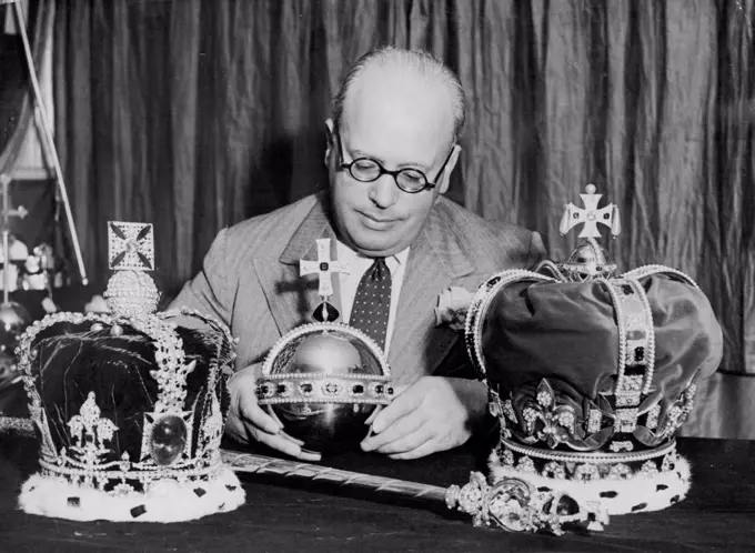 Londoner collects 2,000 models of Royal Regalia *****. October 01, 1936. (Photo by Associated Press Photo).