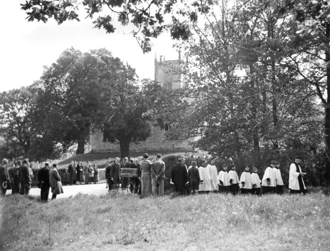 The coffin of Mr. T.E. Shaw (Lawrence of Arabia) being borne to the grave during the simple funeral held yesterday at the village of Moreton, Dorsey, two miles from Bovington camp where he died. May 1, 1935. (Photo by The Thomson Organisation Ltd. Picture Service).