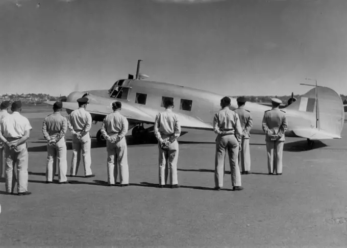 Duke of Gloucester ***** ready for take-off for Tamworth, watched by guard formed from RAAF unit stationed at Mascot. April 11, 1946. (Photo by Hood)