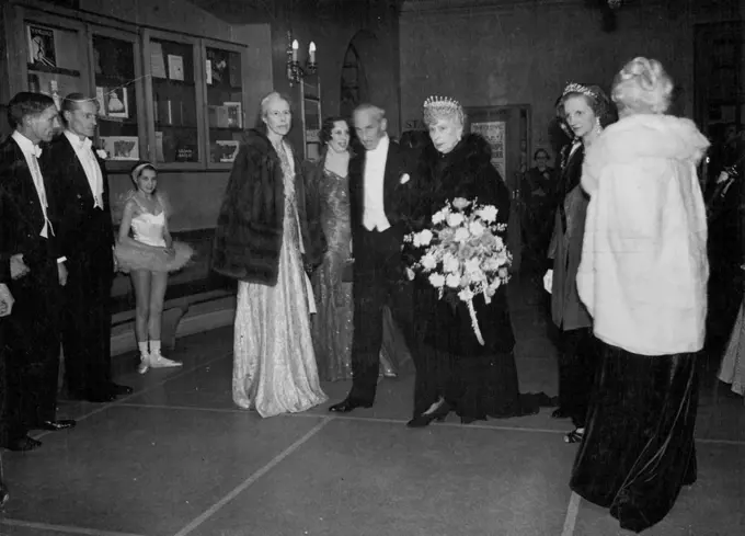 Queen Mary At Sadler's Wells Theatre. -- H.M. Queen Mary photographed on arrival with the Earl of Lytton, who received her, at Sadler's Wells Theater yesterday evening to see Techikovsky's famous Ballet "The Sleeping Princess." The proceeds of this performance will be given the Housing Centre. April 19, 1939. (Photo by Daily Mirror).