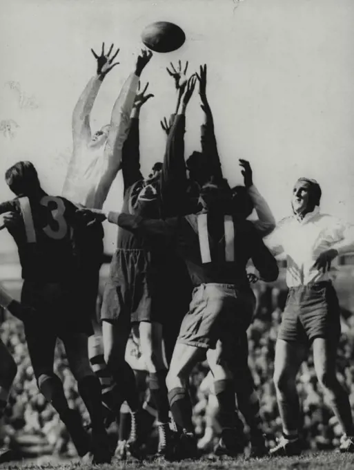 Struggle for possession in a line-out between Duntroon players (dark jerseys) and GPS rivals during the main early match at the SCG today. August 09, 1952.
