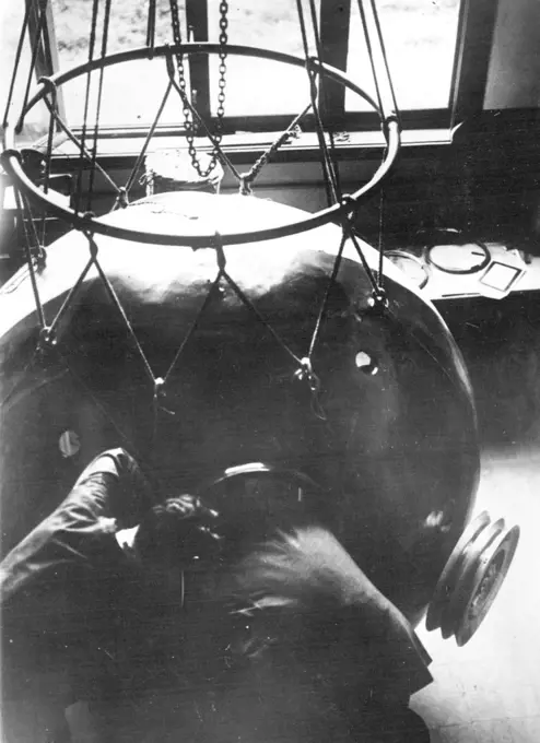 The balloon-step of Prof. Piccard -- Prof. Piccard of the University at Brussel intends a step with his balloon, and thereby he wishes to get a new record in high-flying. The car of the balloon. October 13, 1930. (Photo by Atlantic Photo-Co).