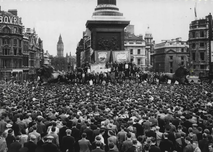 Dockers Mass Meeting in Trafalgar Square -- A general view of the strikers listening to speakers in Trafalgar Square this afternoon (Sunday).Thousands of striking London dock workers marched seven miles from dockland to Trafalgar Square this afternoon (Sunday) for a mass meeting. Starting from Beckton Road, Canning Town, they marched by way of East India Dock Road, Commercial Road, Tower Hill, and along the Thames Embankment, being joined at various points by other contingents. July 17, 1949. (Photo by Reuterphoto).