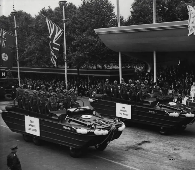 Victory Day -- Victory Day in London, Saturday. June 8th 1946.Commandos of the Royal Navy stand at attention base in the Mall this morning(Saturday). June 08, 1946.