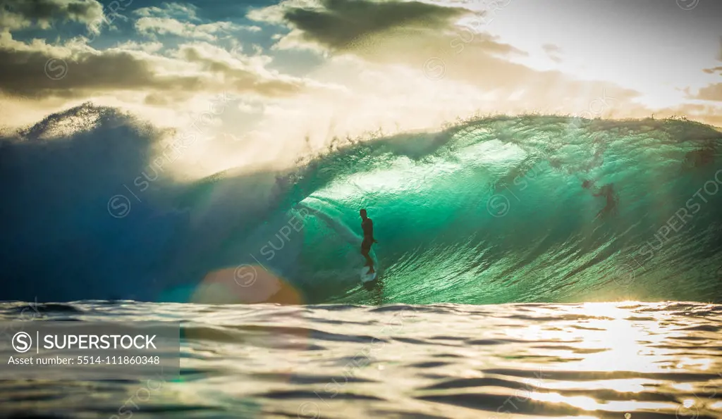 pipeline waves at the north shore in Hawaii