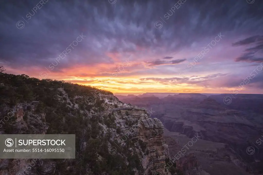 beautiful sunset over grand canyon at mather point