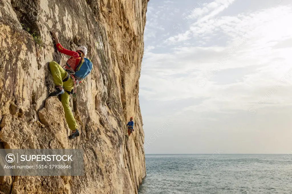 Climbing in Raco del Corv cove /  Luces Nocturnas route 6b