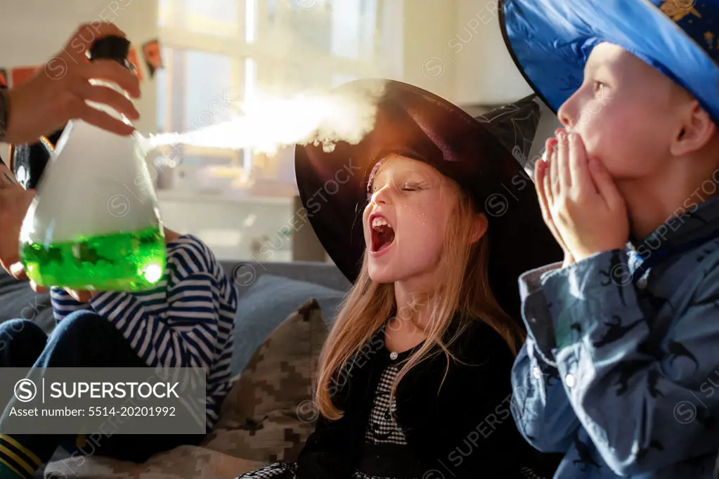 Children's party with chemistry experiments for Halloween