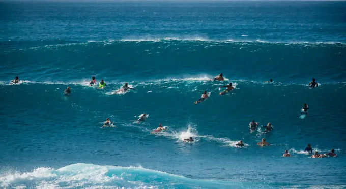 pipeline waves at the north shore in Hawaii