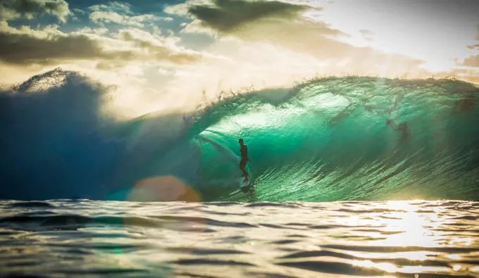 pipeline waves at the north shore in Hawaii