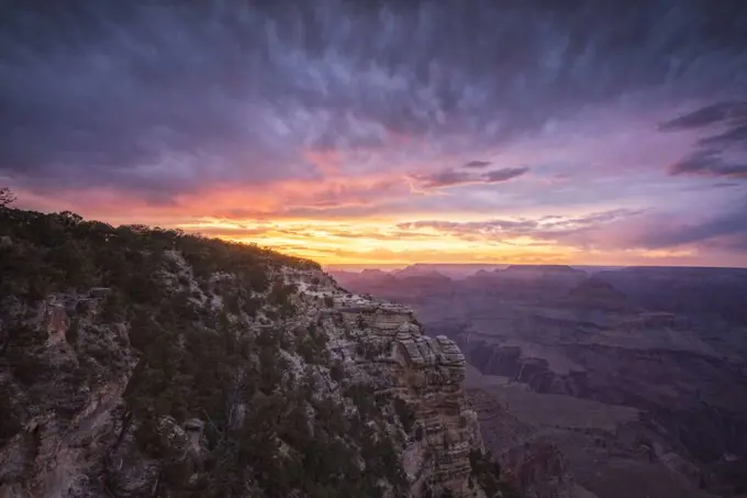 beautiful sunset over grand canyon at mather point