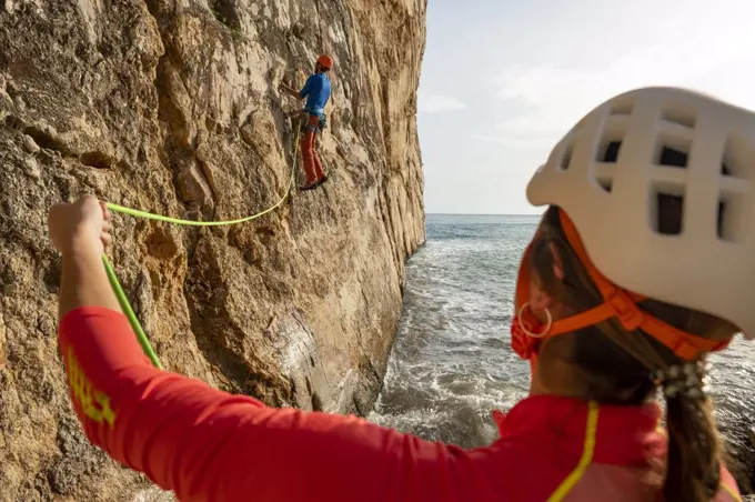 Climbing in Raco del Corv cove /  Luces Nocturnas route 6b