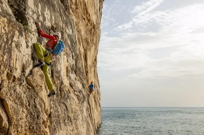 Climbing in Raco del Corv cove /  Luces Nocturnas route 6b