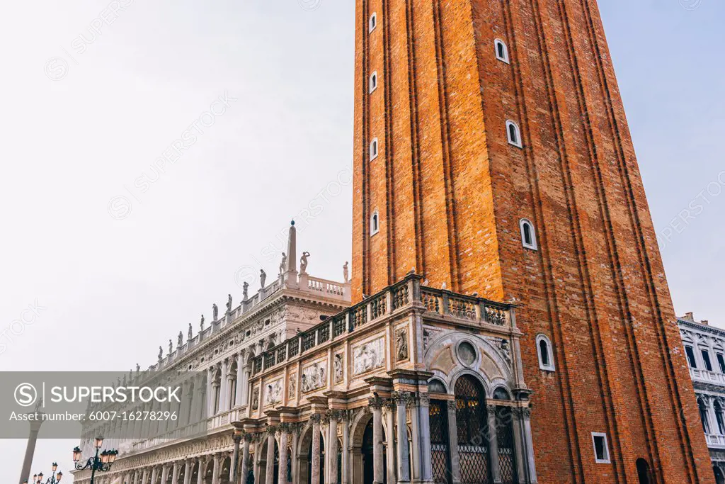 tourist routes of the old Venice streets of Italy