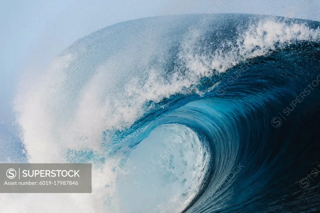 Powerful wave breaking in Atlantic Ocean