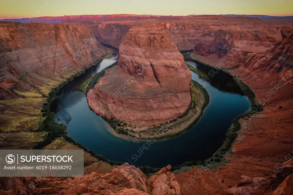 View of horseshoe bend from the upper outer rim