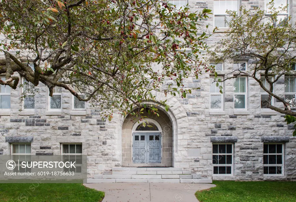 Facade of a limestone building on Queen's university campus.