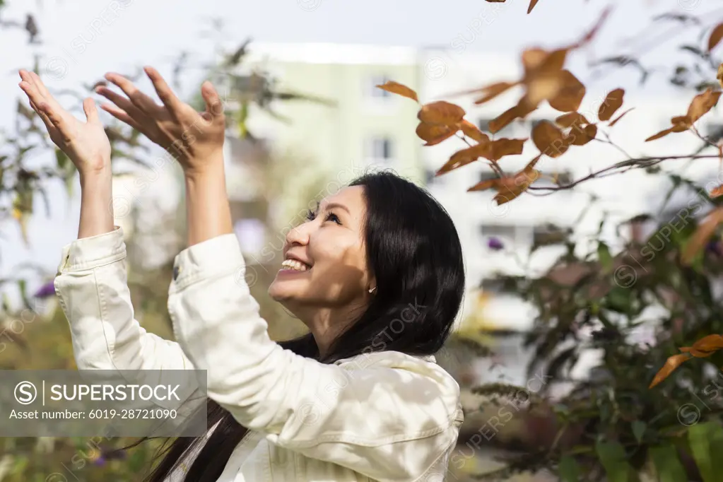 young woman in a city enjoying the autumn