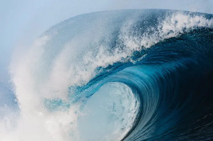 Powerful wave breaking in Atlantic Ocean