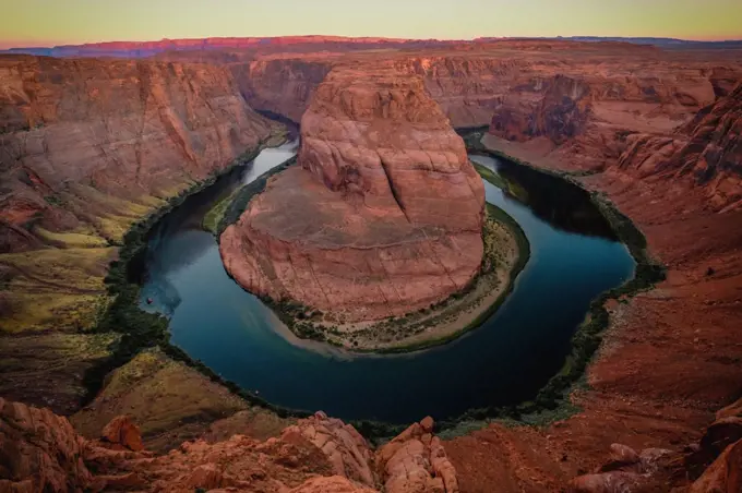 View of horseshoe bend from the upper outer rim